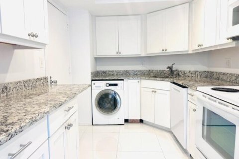 Condo in West Palm Beach, Florida, 2 bedrooms № 2190121 - photo 6