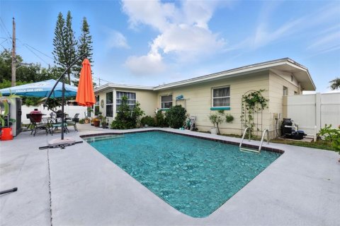 House in Pinellas Park, Florida 3 bedrooms, 110.37 sq.m. № 1854348 - photo 18