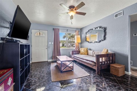 House in Pinellas Park, Florida 3 bedrooms, 110.37 sq.m. № 1854348 - photo 2