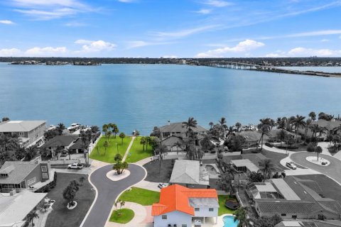 House in Belleair Beach, Florida 3 bedrooms, 284.28 sq.m. № 2351951
