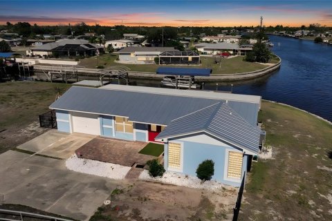 House in Port Charlotte, Florida 3 bedrooms, 152.45 sq.m. № 2150951 - photo 2