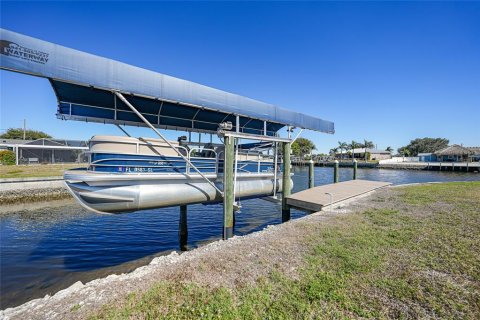 House in Port Charlotte, Florida 3 bedrooms, 152.45 sq.m. № 2150951 - photo 28