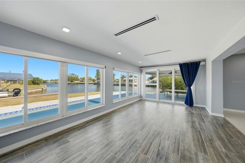 House in Port Charlotte, Florida 3 bedrooms, 152.45 sq.m. № 2150951 - photo 9