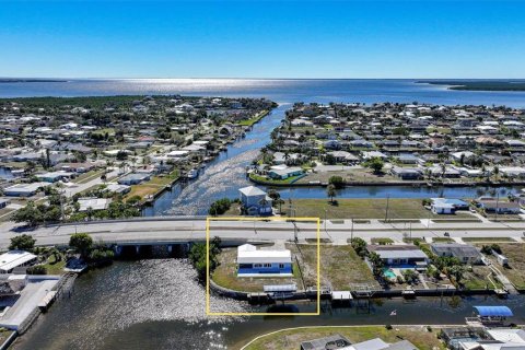 House in Port Charlotte, Florida 3 bedrooms, 152.45 sq.m. № 2150951