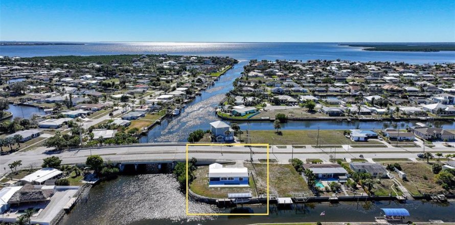 House in Port Charlotte, Florida 3 bedrooms, 152.45 sq.m. № 2150951