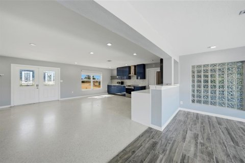 House in Port Charlotte, Florida 3 bedrooms, 152.45 sq.m. № 2150951 - photo 5