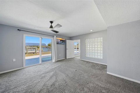 House in Port Charlotte, Florida 3 bedrooms, 152.45 sq.m. № 2150951 - photo 12
