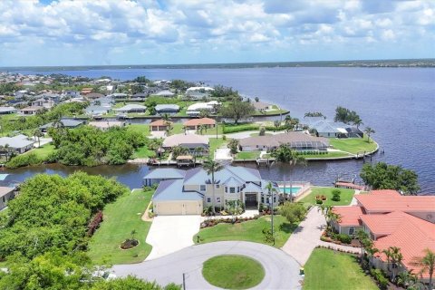 House in Port Charlotte, Florida 4 bedrooms, 355.35 sq.m. № 1810060 - photo 2