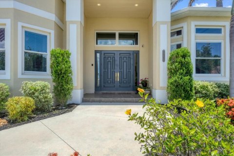 House in Port Charlotte, Florida 4 bedrooms, 355.35 sq.m. № 1810060 - photo 8