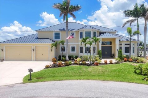 House in Port Charlotte, Florida 4 bedrooms, 355.35 sq.m. № 1810060 - photo 6