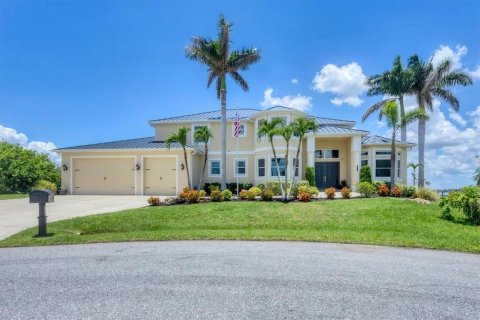 House in Port Charlotte, Florida 4 bedrooms, 355.35 sq.m. № 1810060 - photo 4