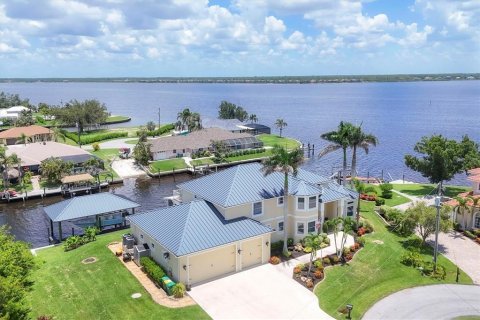 House in Port Charlotte, Florida 4 bedrooms, 355.35 sq.m. № 1810060 - photo 1