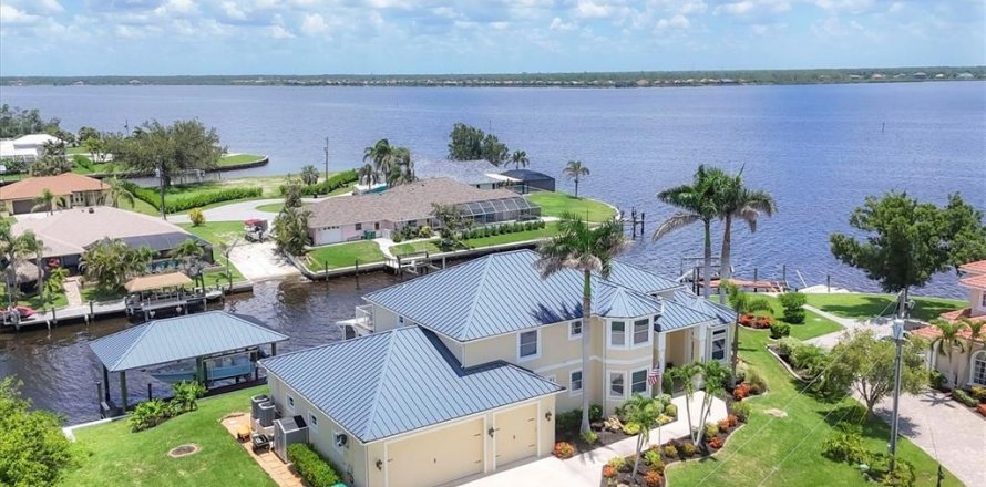 House in Port Charlotte, Florida 4 bedrooms, 355.35 sq.m. № 1810060