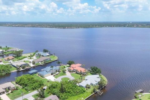 House in Port Charlotte, Florida 4 bedrooms, 355.35 sq.m. № 1810060 - photo 3