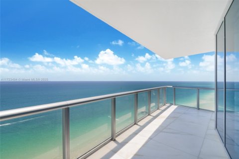 Condo in Sunny Isles Beach, Florida, 4 bedrooms № 1864915 - photo 1