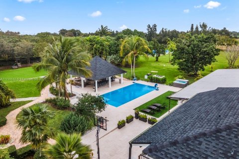 House in Miami, Florida 5 bedrooms, 371.24 sq.m. № 1978498 - photo 15