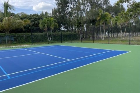 House in Miami, Florida 5 bedrooms, 371.24 sq.m. № 1978498 - photo 25