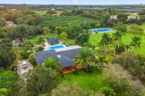 House in Miami, Florida 5 bedrooms, 371.24 sq.m. № 1978498 - photo 16