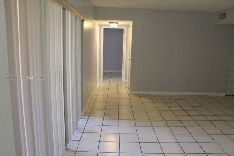 Condominio en alquiler en Sweetwater, Florida, 3 dormitorios, 94.3 m2 № 1975410 - foto 10