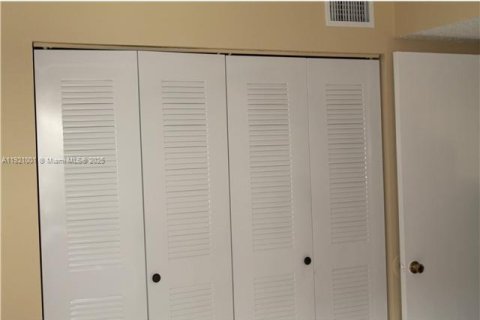 Condominio en alquiler en Sweetwater, Florida, 3 dormitorios, 94.3 m2 № 1975410 - foto 5