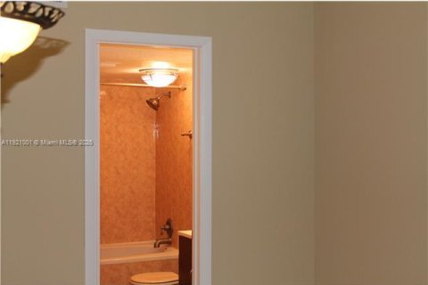 Condominio en alquiler en Sweetwater, Florida, 3 dormitorios, 94.3 m2 № 1975410 - foto 3