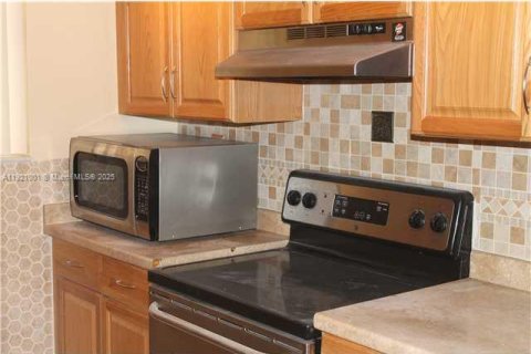 Condominio en alquiler en Sweetwater, Florida, 3 dormitorios, 94.3 m2 № 1975410 - foto 2