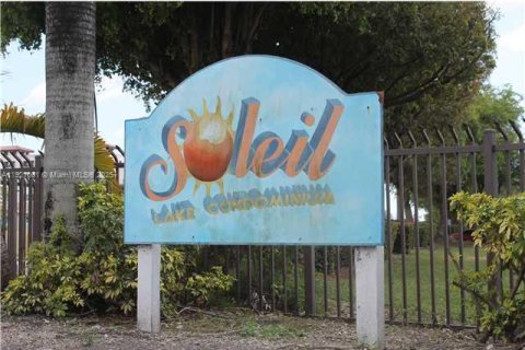 Condominio en alquiler en Sweetwater, Florida, 3 dormitorios, 94.3 m2 № 1975410 - foto 1