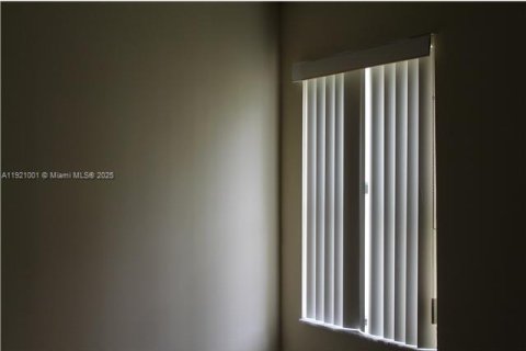 Condominio en alquiler en Sweetwater, Florida, 3 dormitorios, 94.3 m2 № 1975410 - foto 4