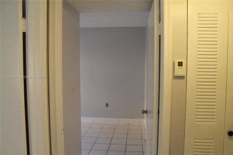 Condominio en alquiler en Sweetwater, Florida, 3 dormitorios, 94.3 m2 № 1975410 - foto 19