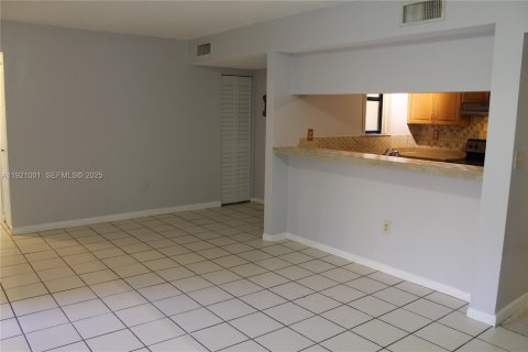 Condominio en alquiler en Sweetwater, Florida, 3 dormitorios, 94.3 m2 № 1975410 - foto 9