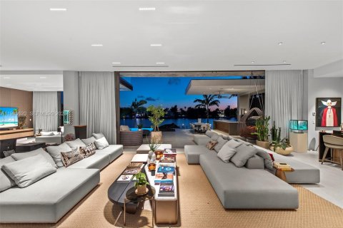 Villa ou maison à louer à Miami Beach, Floride: 7 chambres, 683.39 m2 № 2079929 - photo 1