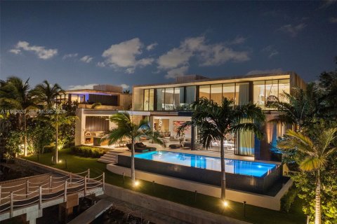 House in Miami Beach, Florida 7 bedrooms, 683.39 sq.m. № 2079929 - photo 26