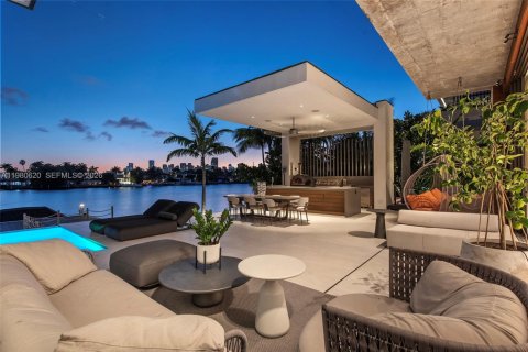 House in Miami Beach, Florida 7 bedrooms, 683.39 sq.m. № 2079929 - photo 29