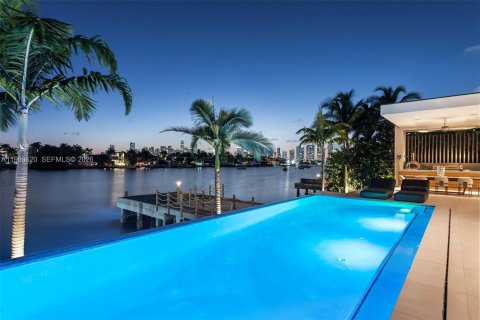 House in Miami Beach, Florida 7 bedrooms, 683.39 sq.m. № 2079929 - photo 28