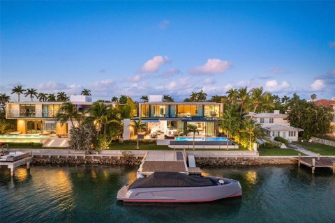House in Miami Beach, Florida 7 bedrooms, 683.39 sq.m. № 2079929 - photo 1