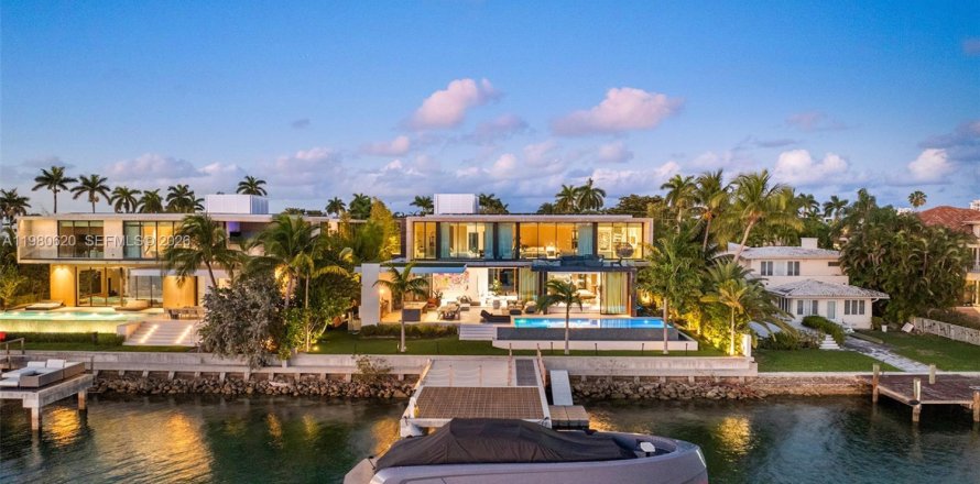 House in Miami Beach, Florida 7 bedrooms, 683.39 sq.m. № 2079929