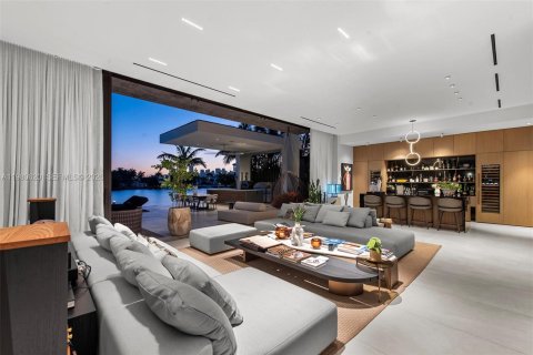 House in Miami Beach, Florida 7 bedrooms, 683.39 sq.m. № 2079929 - photo 30