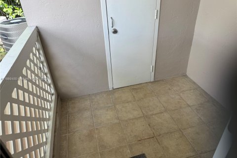 Condo in Hialeah, Florida, 1 bedroom  № 1946781 - photo 10