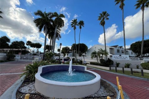 Condo in Hialeah, Florida, 1 bedroom  № 1946781 - photo 11