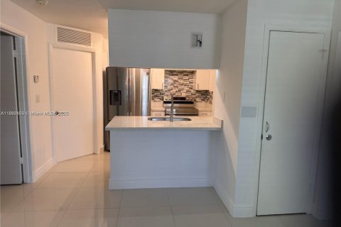 Condo in Hialeah, Florida, 1 bedroom  № 1946781 - photo 2