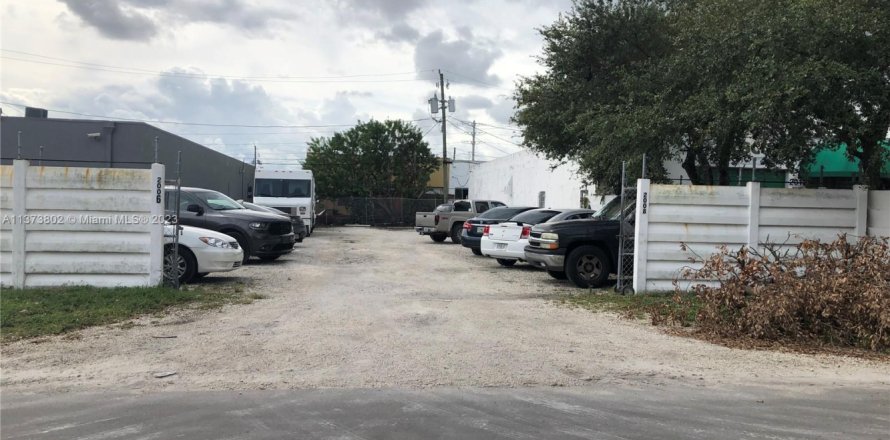 Commercial property in Hollywood, Florida № 1860718