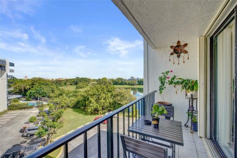 Condo in Miami, Florida, 2 bedrooms  № 1970353 - photo 12