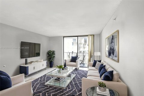 Condo in Miami, Florida, 2 bedrooms  № 1970353 - photo 2