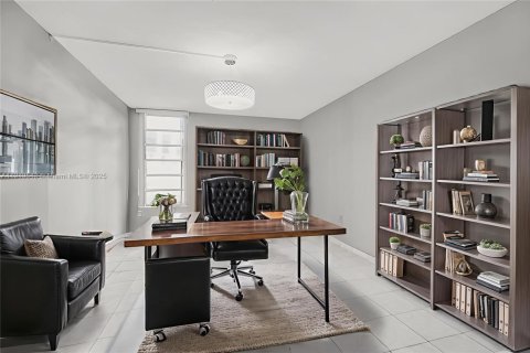 Condo in Miami, Florida, 2 bedrooms  № 1970353 - photo 11