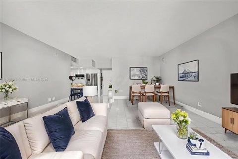 Condo in Miami, Florida, 2 bedrooms  № 1970353 - photo 4