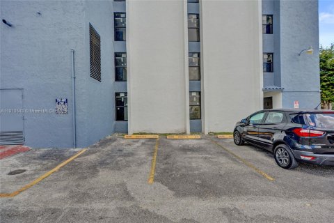 Condo in Miami, Florida, 2 bedrooms  № 1970353 - photo 30