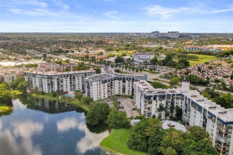 Condo in Miami, Florida, 2 bedrooms  № 1970353 - photo 13