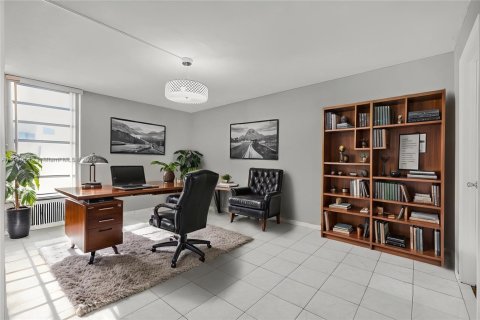 Condo in Miami, Florida, 2 bedrooms  № 1970353 - photo 16