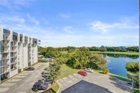 Condo in Miami, Florida, 2 bedrooms  № 1970353 - photo 23