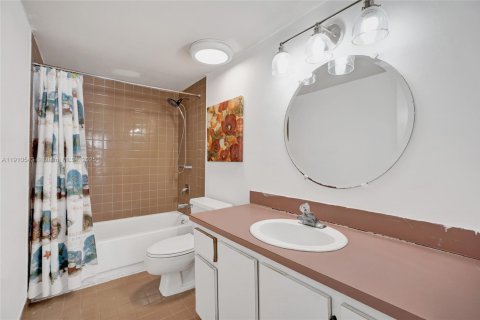 Condo in Miami, Florida, 2 bedrooms  № 1970353 - photo 15